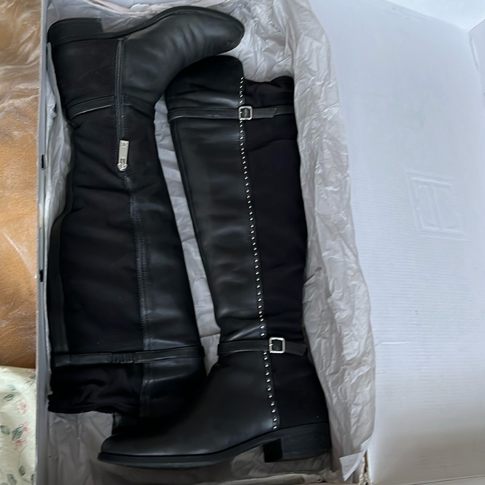 Beautiful leather women boots combined with a material . Size 7. Original box.